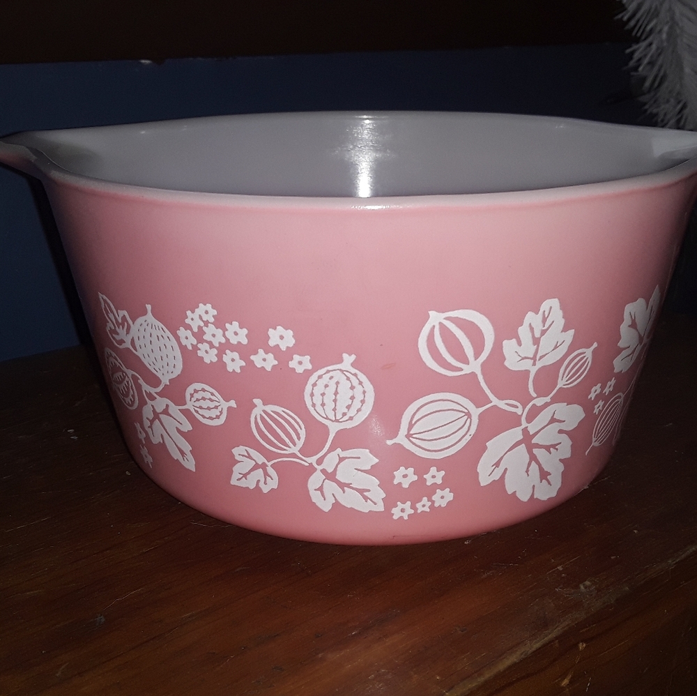 VINTAGE PYREX  PINK Gooseberry 473 bowl